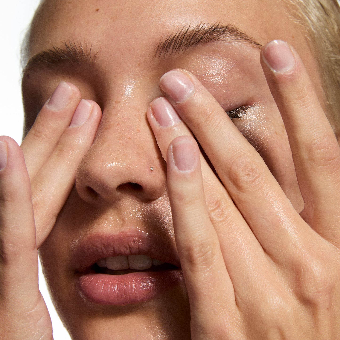 glycerin-gentle-purifying-cleanser-q2 Glycerin_Model_2000x2000_fb7bb6c7-6960-48b4-8f15-2bbecb166f38.jpg