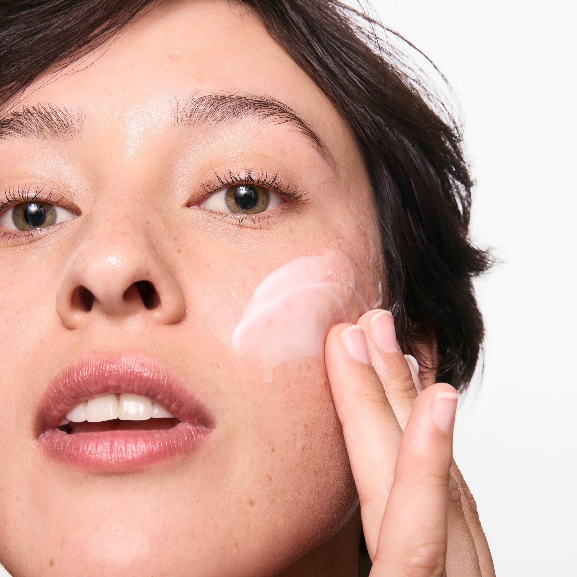 hydrating-cleanser-and-oil-free-moisturizer-duo-d7 01_LYDIA_12_APPLICATION_OMEGA_SUPERSIZE_036_1_8483aad9-c9a3-46f0-b735-539c739306ac.jpg
