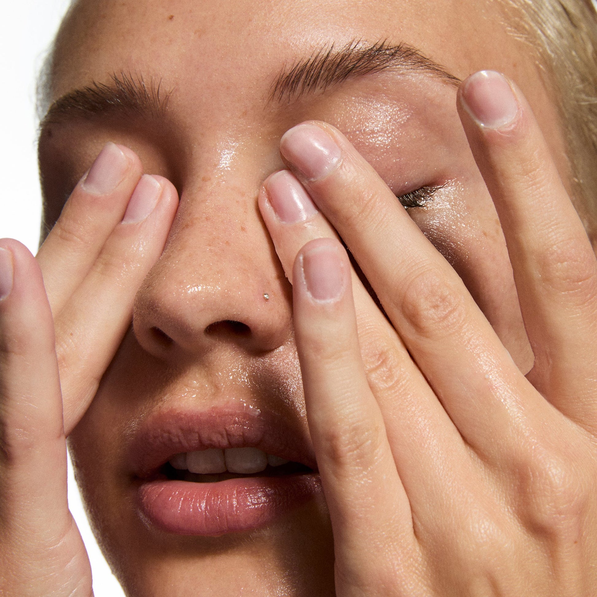 glycerin-gentle-purifying-cleanser-q2 Glycerin_Model_2000x2000_fb7bb6c7-6960-48b4-8f15-2bbecb166f38.jpg