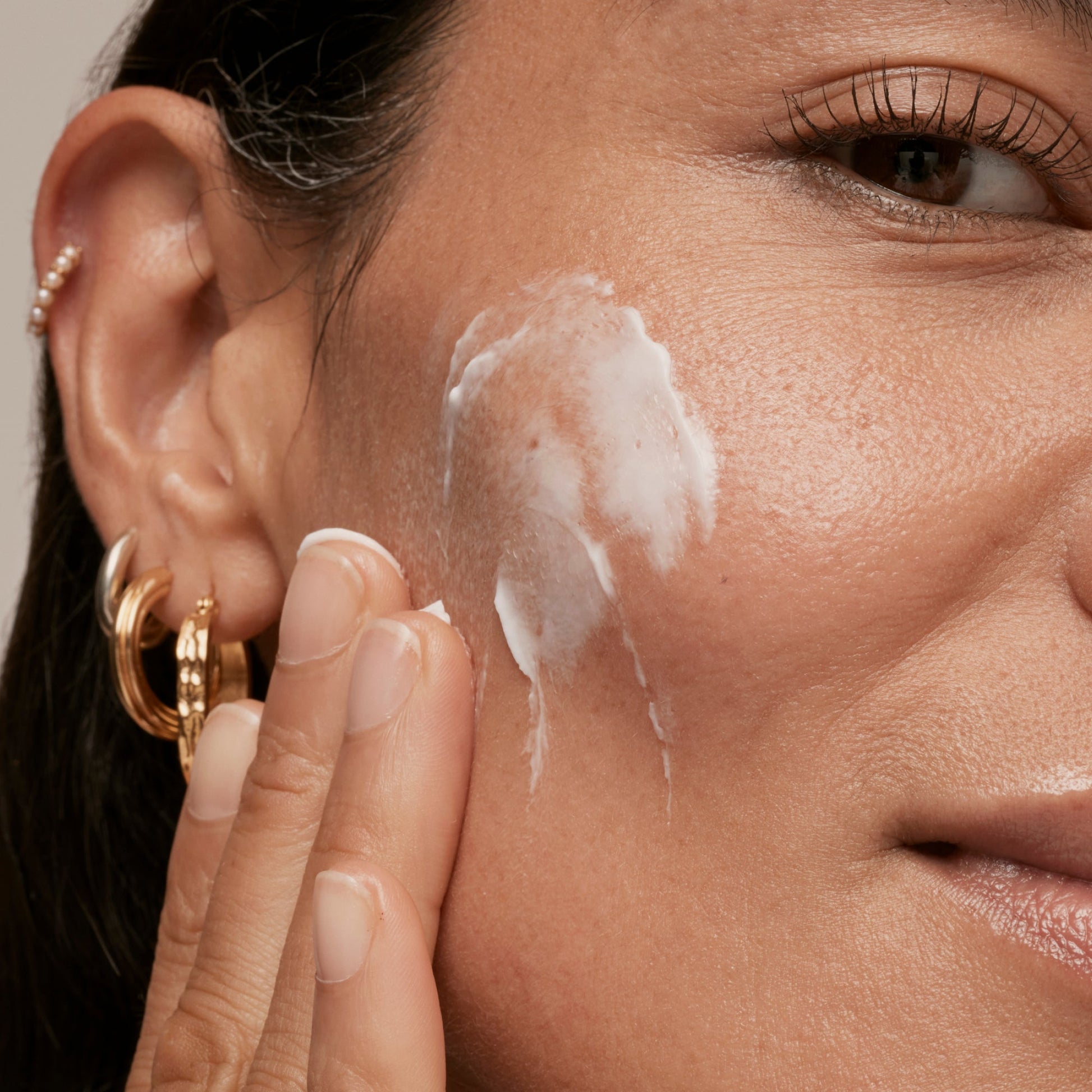 simple-skincare-cleanser-and-ceramide-moisturizer-duo-m0 INKEY_DTC_Bio-ActiveCeramide_Ppage_Model_02_dd0fc443-e441-4e82-ac65-ebe93c1b6365_1.jpg